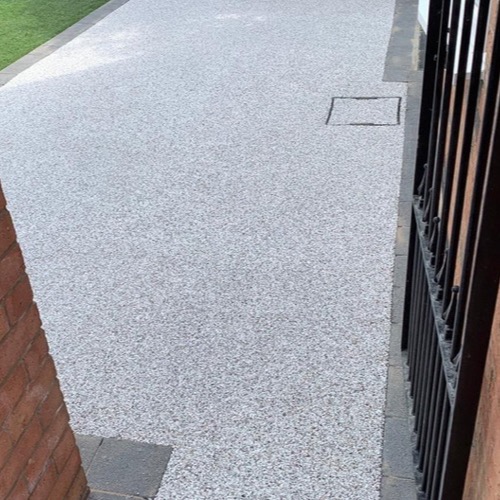Resin bound driveway with a smooth seamless finish